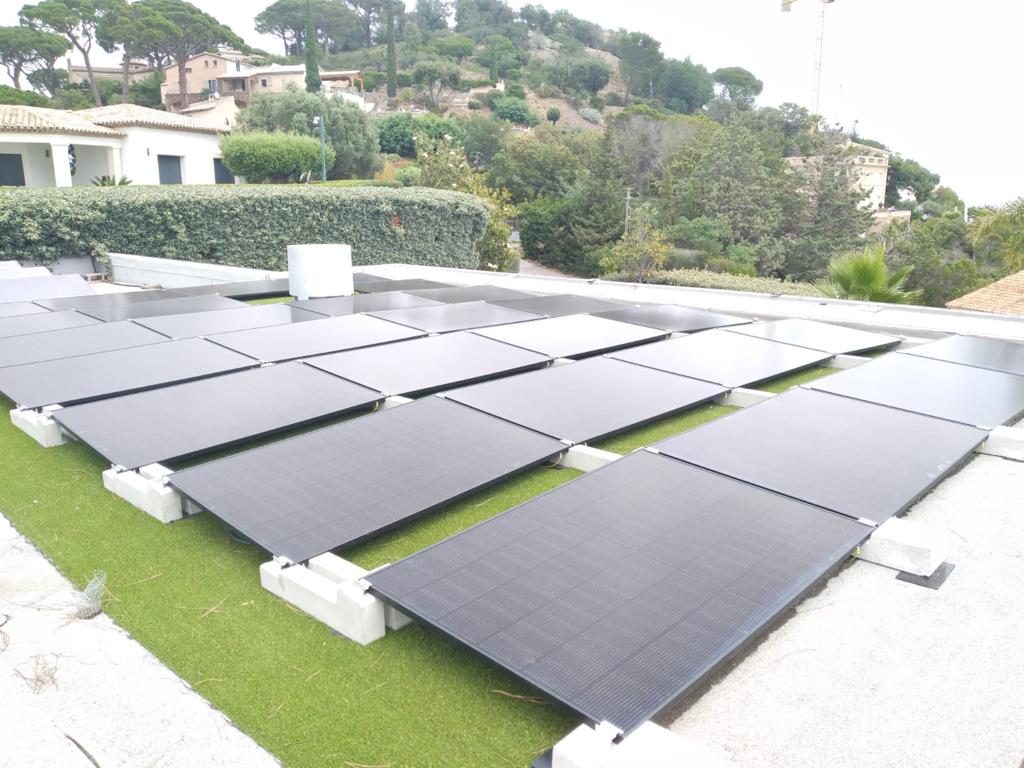 Panneaux full black sur toit plat Sainte-Maxime