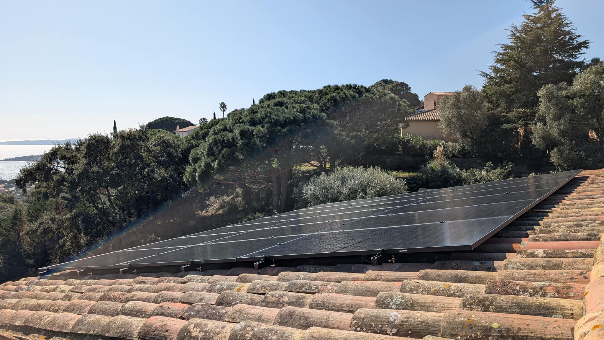 Vue latérale panneaux solaires full black Sainte-Maxime